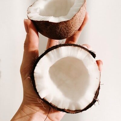 Óleo de coco no rosto