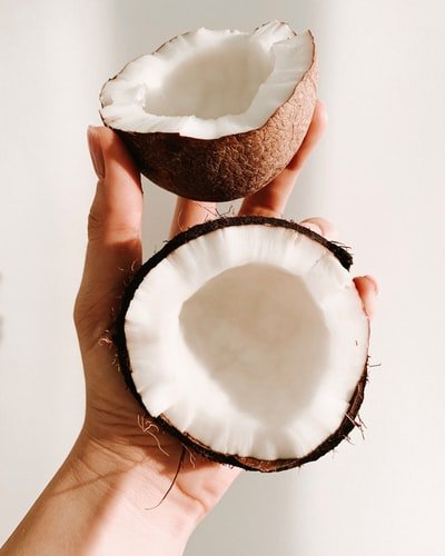 Óleo de coco no rosto